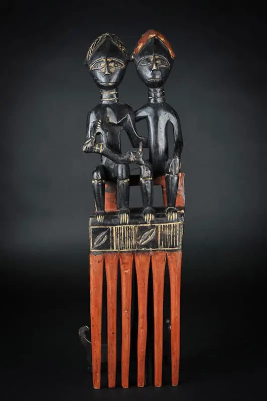 Arte africana en madera con fondo negro