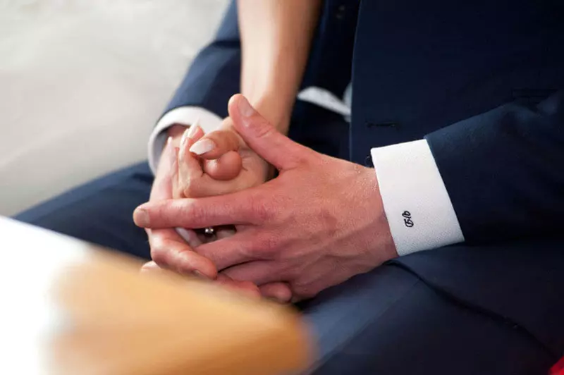 las manos de la pareja nupcial