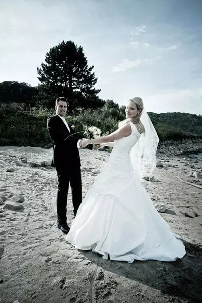 con la pareja nupcial en la playa