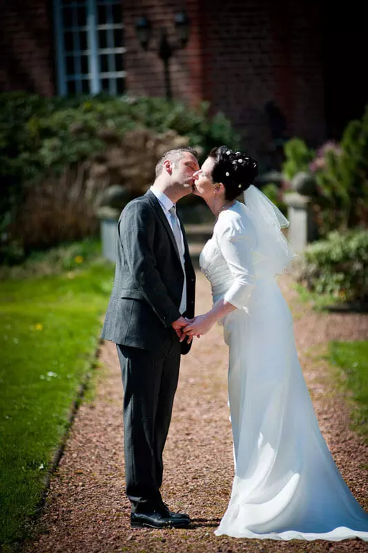 la pareja que se besaba en el parque