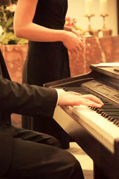 la música en la iglesia crea un buen ambiente el dia de la boda