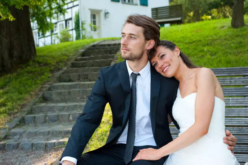la novia y el novio están soñando en el parque