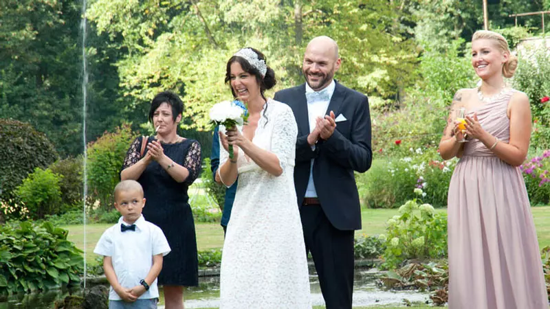 Hacer una sesion de foto en un parque o un jardin son los mejores sitios
