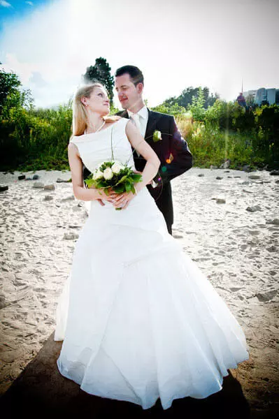 pareja feliz en la playa el dia de la boda