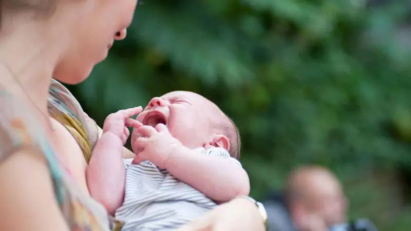 la madre con el bebé que llora mucho en todo el dia