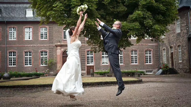 pareja nupcial en el aire