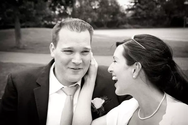 la novia juega con el novio