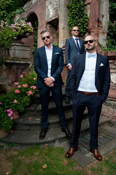 los amigos del novio en un lugar desierto