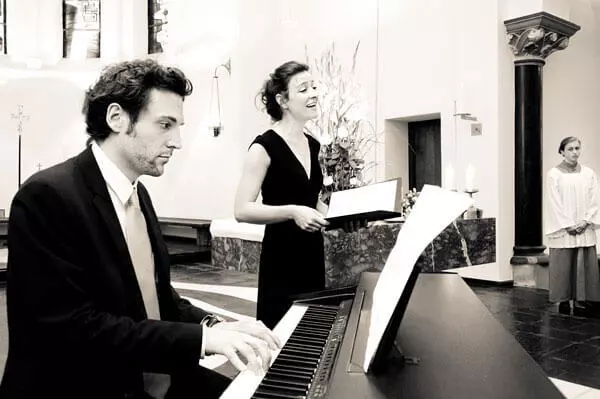 cantante en la iglesia