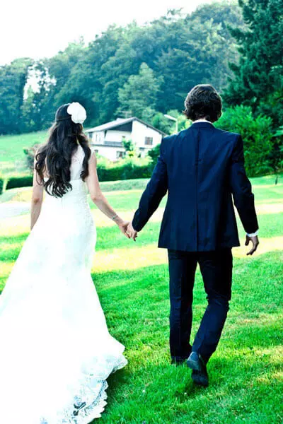 la pareja nupcial se pasea cómodamente en la naturaleza