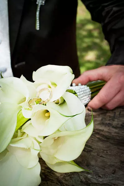 los anillos colocados en el ramo de la novia