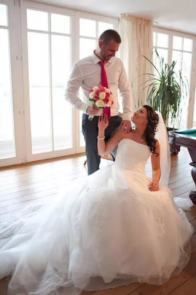 el novio entrega el ramo de flores a su novia