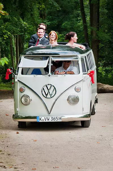 el coche de la boda es un veterano