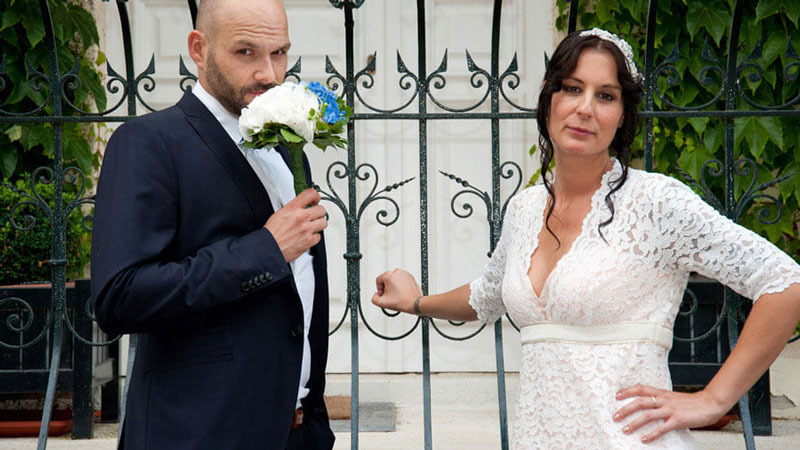 el novio guay huele el ramo de flores cerca de su novia