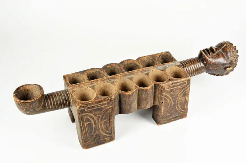 elemento de arte africano fabricado de madera, objetos de arte de africa madera