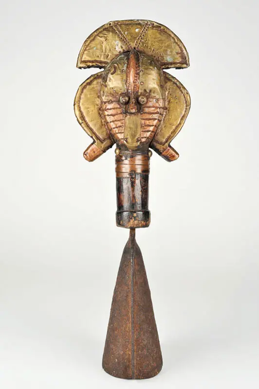 escultura africana de pie