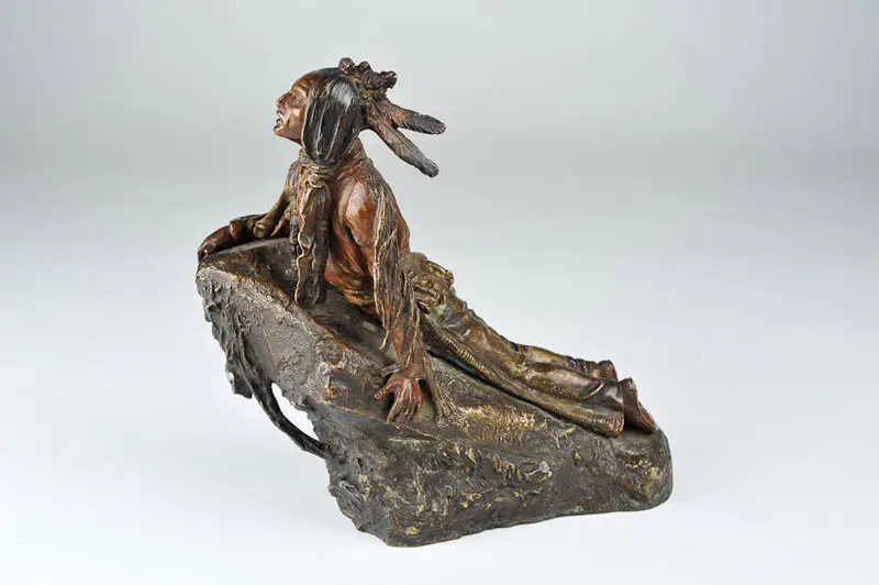 estatua india de un luchador vista delante, escultura de metal