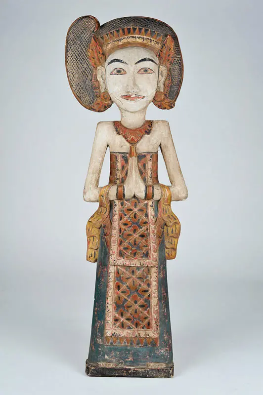 una gran estatua asiatica de Mujer