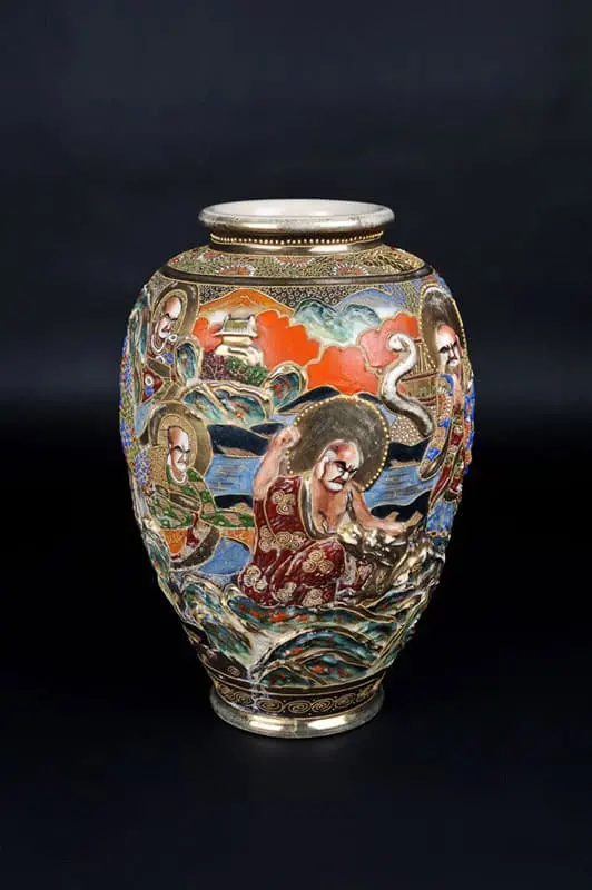 un gran jarrón asíatico pintado, arte de asia