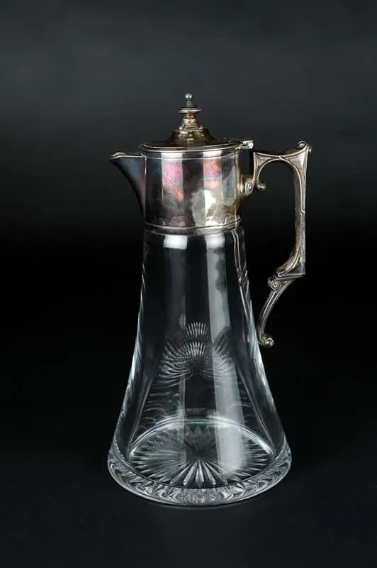 Una jarra de agua noble y de vidrio de alta calidad