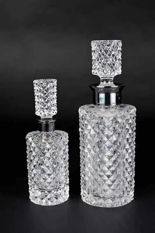 Dos botellas de bebidas hechas de vidrio de alta calidad