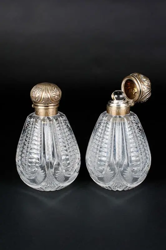 Dos botellas de almacnamiento de vidrio