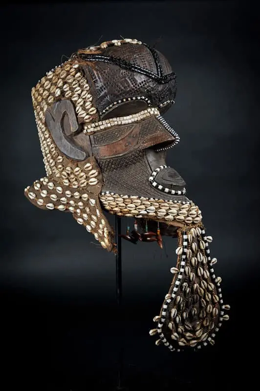 Máscara africana vista izquierda