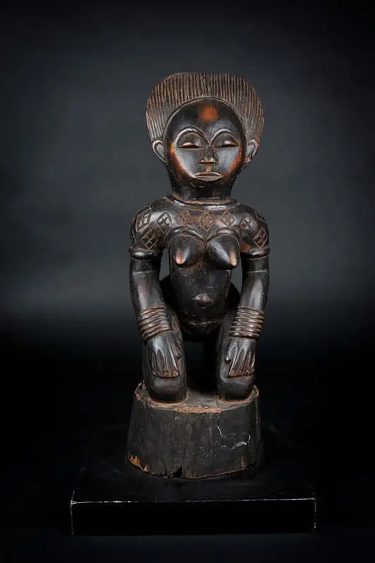 Escultura africana de madera de rodillas