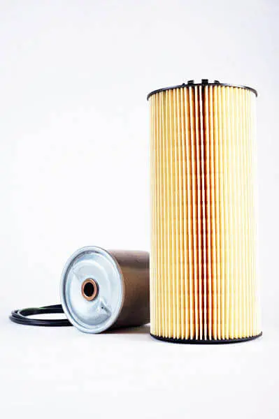 Un set de filtros para automobile en fondo blanco