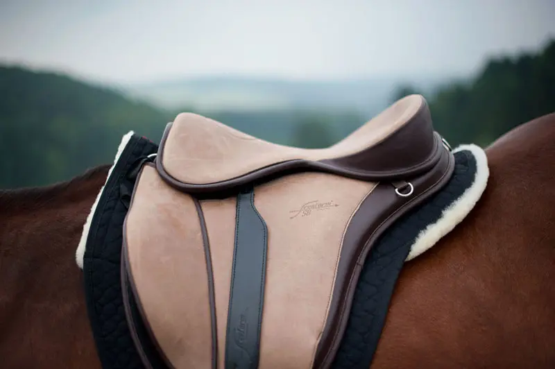 Version 1 marron, vista frontal de la sella del caballo