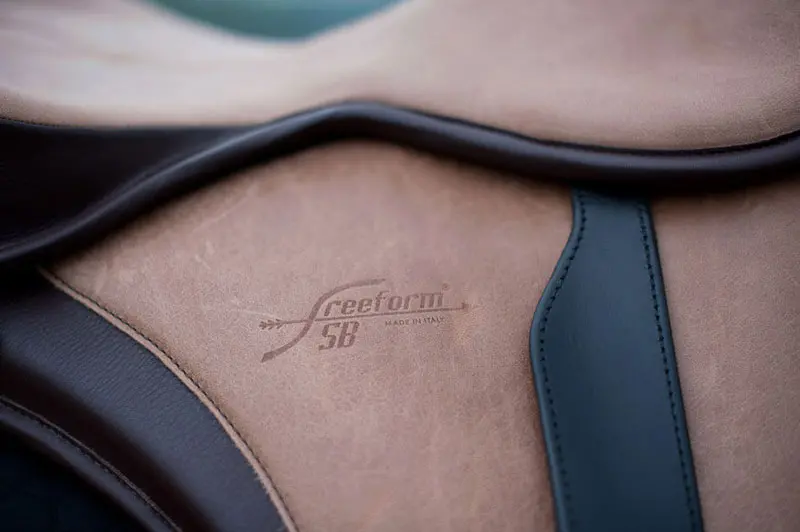 Version 1 marron detail - el logo del fabricante es claramente visible