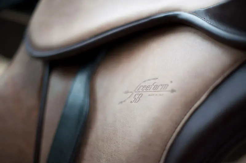 Fotografía de los productos de deporte como sillas de montar de caballo.